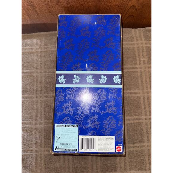 Vintage Barbie Avon Exclusives Winter Velvet #15571 (1995) - Picture 3 of 4